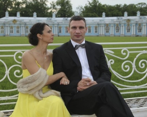 Жена Виталия Кличко споет перед поединком боксера в Москве
