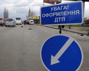 На Одещині водій мікроавтобусу заснув і в&#039;їхав у вантажівку: 8 людей опинилися у лікарні