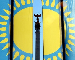 Жителя Казахстана судить за использование государственного флага в качестве штор