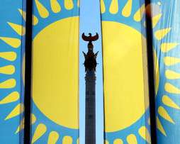 Казахстанця судитимуть за використання державного прапора в якості штор