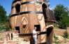 Хорват построил дачный домик в виде огромной бочки