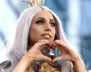 Леди Гага записывает новый альбом в обнаженном виде