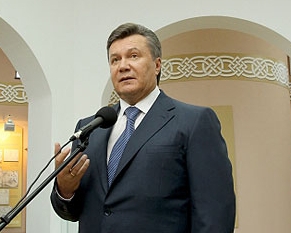 Янукович не захотел петь гимн Украины на открытии школы