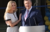 Янукович обнимал Ольгу Сумскую на открытии школы в Киеве