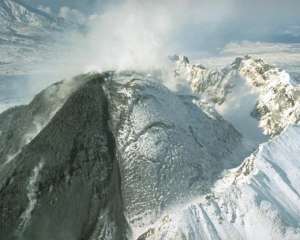 На Камчатке проснусля вулкан и выбросил 12-километровый столб пепла