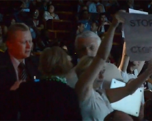 Охоронець Януковича розпустив руки на жінок-журналістів з плакатами &quot;Стоп цензурі!&quot;
