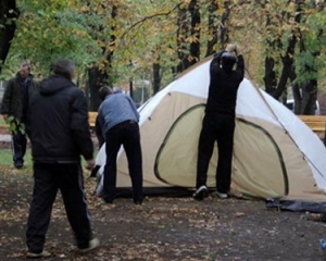 В Луганске чернобыльцы начали ставить палатки под облгосадминистрацией