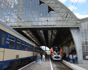 Утренний поезд Hyundai не пустили со Львова в Киев