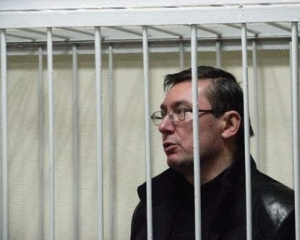 Луценко: "Друковану пресу отримую раз на тиждень, інтернет-роздруківки – заборонили"