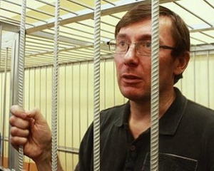 Тюремщики вмешиваются в личную жизнь Луценко