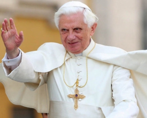 Бенедикт XVI подарував Львову папську вервицю