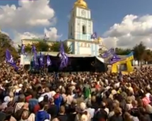 На підтримку ТВі у Києві зібралися вже кілька тисяч людей