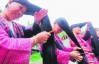 Китаянки носят на голове двухкилограммовые прически 