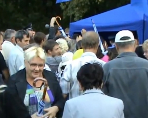 В Мариуполе люди дрались за бесплатные зонты от ПР