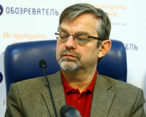Янукович - тренер, который играет, а Азаров - младший спарринг-партнер, - эксперт