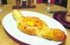 Хачапури едят с жидким желтком