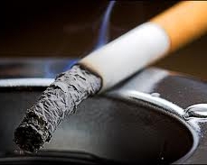 С сегодняшнего дня курильщиков будут пугать рисунками на пачках сигарет