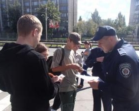 У столиці міліція затримала активістів, які роздавали листівки проти регіонала