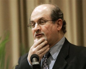 В Иране увеличили награду за голову лауреата Букеровской премии
