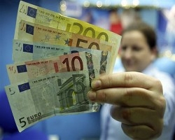Евро потерял 2,5 копейки, курс доллара немного вырос