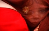 На Праздник семейного счастья в Непале женщины одевают красные свадебные одежды