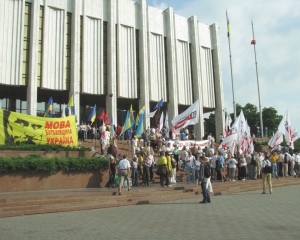 Суд отказал &quot;Украинскому дому&quot; возмещать 500 тыс. грн убытков за &quot;языковой&quot; митинг
