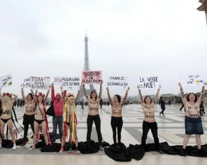 Femen открывает тренировочный лагерь в Париже