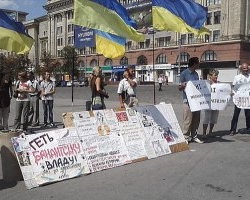 На &quot;языковой майдан&quot; в Харькове снова напали с ножами