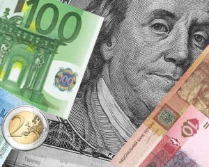 Евро прибавил 4 копейки на покупке, курс доллара изменился незначительно