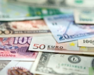 Євро втратив 2 копійки, курс долара істотно не змінився