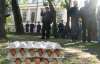У Львові міліція намагалася завадити молоді кидатися яйцями в опудало