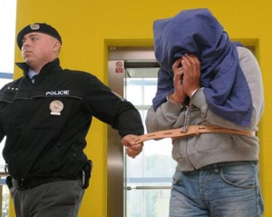 Изготовители алкоголя, которым отравились десятки европейцев, арестованы в Чехии