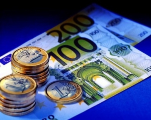 Євро зміцнився на 3 копійки, курс долара майже не змінився