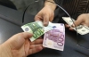 Евро потерял 5 копеек на покупке, курс доллара почти не изменился