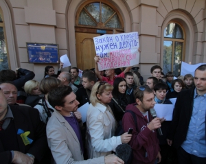 Журналісти святкують перемогу над &quot;наклепом&quot; під Верховною Радою 