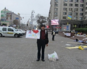 Активістам під Українським домом не дозволяють відновити акцію