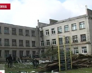 На Хмельниччині буревій зірвав дах школи: ніхто не постраждав