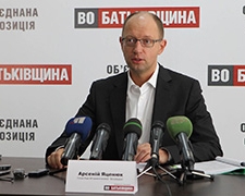Яценюк требует найти виновных в избиении Татьяны Черновол и прекратить давление на оппозицию