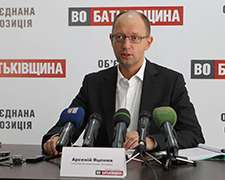 Яценюк требует найти виновных в избиении Татьяны Черновол и прекратить давление на оппозицию
