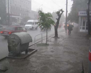 Дощі знеструмили 19 населених пунктів у Прикарпатті