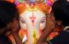 На праздник бога Ганеша индусы молятся о воссоединении семей