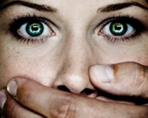 На Закарпатті дівчину зґвалтували неприродним шляхом в кабіні вантажівки