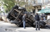 Посеред одеської вулиці в траншею впала велика вантажівка