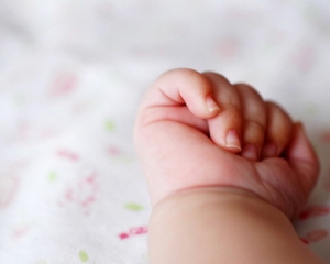 Из-за религиозных взглядов родителей едва не погибла новорожденная девочка