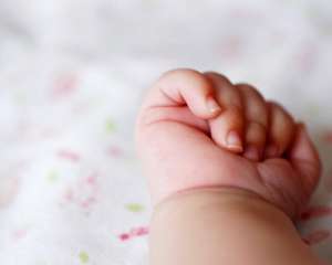 Из-за религиозных взглядов родителей едва не погибла новорожденная девочка