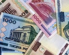 Білоруси кинулися купувати долари: за два місяці витратили 8 трильйонів рублів