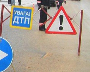 У будівлю з дніпропетровською "Батьківщиною" в'їхала жінка на джипі