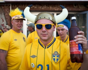 В Киеве появится памятник пьяному шведскому болельщику