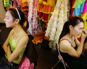 Малайзийским мужчинам запретили одевать женскую одежду