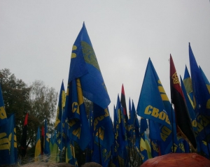 &quot;Свободівці&quot; на Михайлівській площі спалили прапори комуністів та Партії регіонів